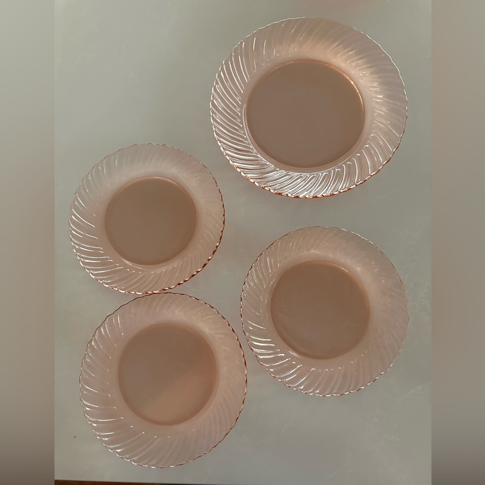 Depression era vintage pink glass plates - Picture 3 of 3